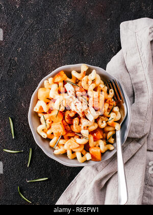 Fusilli con zucca, rosmarino e brie Foto Stock