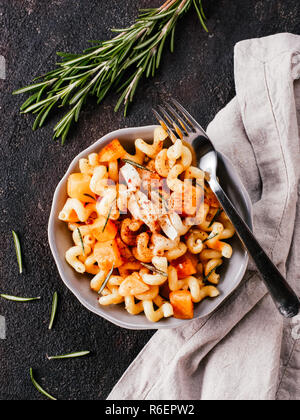 Fusilli con zucca, rosmarino e brie Foto Stock