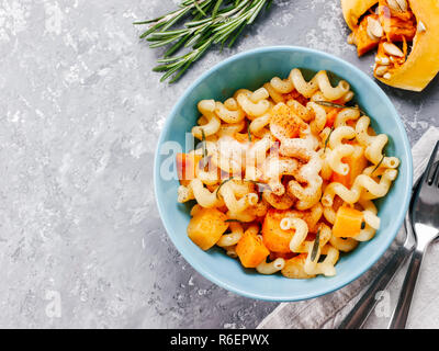 Fusilli con zucca, rosmarino e brie Foto Stock