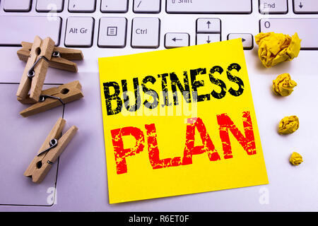 La scrittura a mano didascalia di testo ispirazione mostra Business Plan pianificazione. Il concetto di business per la preparazione della strategia del progetto scritto su una nota adesiva sulla carta il bianco sullo sfondo della tastiera. Foto Stock