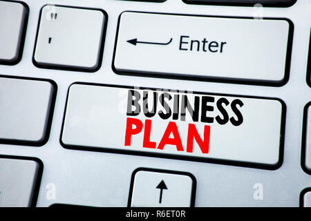 La scrittura di un testo che mostra il piano di Business Planning. Il concetto di business per la preparazione della strategia del progetto scritto su bianco tasto della tastiera con copia spazio. Vista dall'alto. Foto Stock