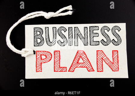 Il testo scritto a mano che mostra didascalia Business Plan pianificazione. Il concetto di Business iscritto per la preparazione della strategia del progetto scritto sul cartellino del prezzo sulla carta il nero lo sfondo vintage. Foto Stock