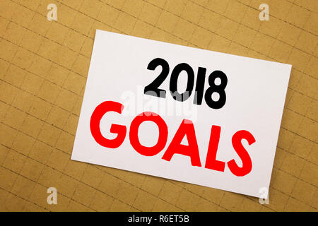 Mano concettuale di scrittura di testo Didascalia ispirazione mostra 2018 Obiettivi. Il concetto di business per la pianificazione finanziaria, la strategia aziendale scritto su una nota adesiva sfondo giallo. Foto Stock