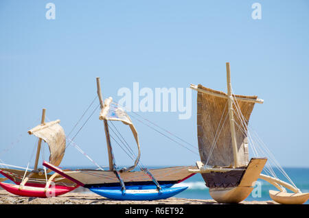 Barca negozio di souvenir contro lo sfondo dell'oceano in Sri Lanka Foto Stock