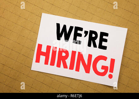 Mano concettuale di scrittura di testo Didascalia ispirazione mostra stiamo assumendo ora. Il concetto di business per il reclutamento di risorse umane scritto su una nota adesiva sfondo giallo. Foto Stock