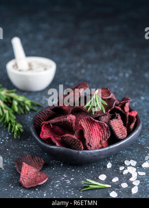 Barbabietola cotta al forno fette. Sana chip di barbabietole Foto Stock