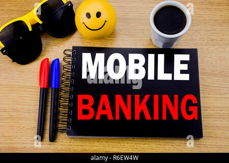 Conceptual la scrittura a mano didascalia di testo mostra Mobile Banking. Il concetto di Business di Internet Banking e-bank scritto su una nota adesiva con spazio sul legno vecchio sfondo di legno con occhiali da sole Foto Stock