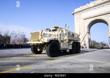 Bucarest, Romania - 1 Dicembre 2018: MRAP COUGAR combattere veicolo blindato, in corrispondenza nazionale rumena giorno parata militare, passare sotto l'Arco di Trionfo Foto Stock