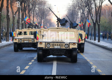 Bucarest, Romania - 1 Dicembre 2018: Humvee veicolo militare dall'esercito rumeno a nazionale rumena giorno parata militare Foto Stock