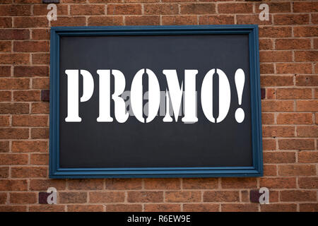 Mano concettuale di scrittura di testo Didascalia ispirazione mostra annuncio Promo. Il concetto di business per la vendita promozionale prodotto commerciale Promozione scritto sul vecchio telaio Sfondo mattone con spazio di copia Foto Stock