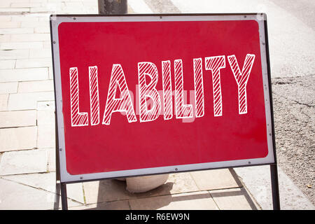 Mano concettuale di scrittura di testo Didascalia ispirazione che mostra la responsabilità. Il concetto di business per la responsabilità giuridica del rischio colpa scritto sull annuncio cartello stradale con sfondo e spazio di copia Foto Stock