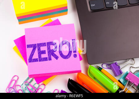 La scrittura di un testo che mostra Zero realizzato in ufficio con frazioni come laptop, pennarello, penna. Il concetto di business per Zero Zero Zero Tolerance Workshop sullo sfondo bianco spazio copia Foto Stock