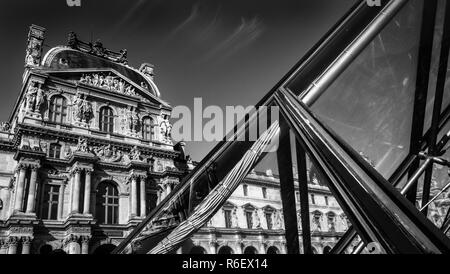 Immagine in bianco e nero del Louvre Foto Stock