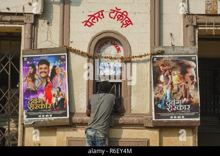 Palace talkie, un cinema in area Byculla, Mumbai, India, inaugurato nel 1932 e ora in gran parte mostra Bhojpuri lingua film (a nord di lingua indiana) Foto Stock