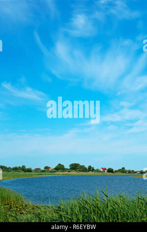 Il lago e il bel nuvole, l'immagine in verticale del lago e cielo blu Foto Stock