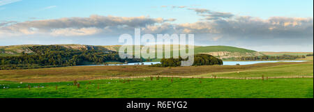 Pittoresca vista panoramica su Malham Tarn (lago glaciale), scogliere calcaree e pascolo, al di sotto del cielo della sera - Malhamdale, Yorkshire Dales, Inghilterra, Regno Unito. Foto Stock