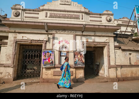 Palace talkie, un cinema in area Byculla, Mumbai, India, inaugurato nel 1932 e ora in gran parte mostra Bhojpuri lingua film (a nord di lingua indiana) Foto Stock