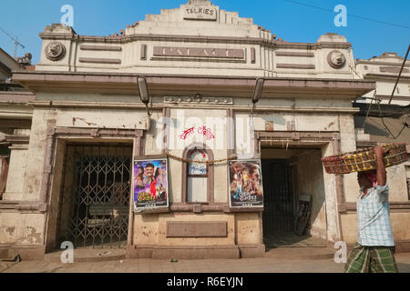 Palace talkie, un cinema in area Byculla, Mumbai, India, inaugurato nel 1932 e ora in gran parte mostra Bhojpuri lingua film (a nord di lingua indiana) Foto Stock