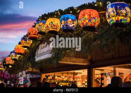 Vienna, Austria - 24 dicembre 2017. Illuminazione in vetro dipinte portacandele con ornamenti colorati in chiosco al mercatino di Natale viennese. Chiudere la vista o Foto Stock