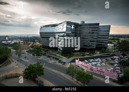 Sandton, Sud Africa - 24 Novembre 2018: Il recentemente completato la costruzione della Sasol produttori di petrolio in Sandton CBD Foto Stock