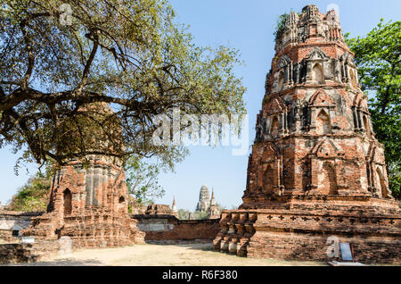 Il Wat Phra Mahathat, al parco storico di Ayutthaya, Thailandia Foto Stock