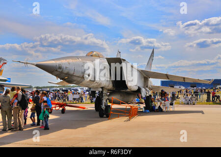 Mosca, Russia - Agosto 2015: intercettore supersonico MiG-25 Foxbat presentato alla XII MAKS-2015 aviazione internazionale e lo spazio mostra il 28 agosto 20 Foto Stock
