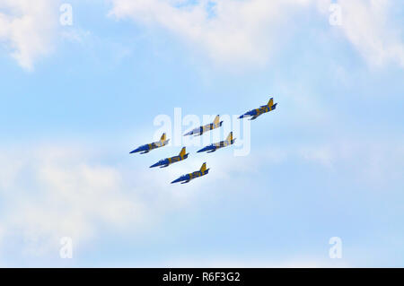 Mosca, Russia - Agosto 2015: gruppo acrobatico formazione "Baltico le api" alla XII MAKS-2015 aviazione internazionale e lo spazio mostra su agosto 28, 2015 in M Foto Stock