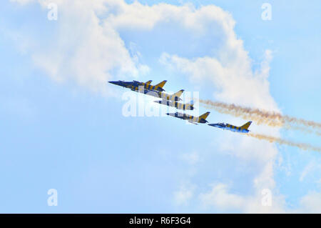 Mosca, Russia - Agosto 2015: gruppo acrobatico formazione "Baltico le api" alla XII MAKS-2015 aviazione internazionale e lo spazio mostra su agosto 28, 2015 in M Foto Stock