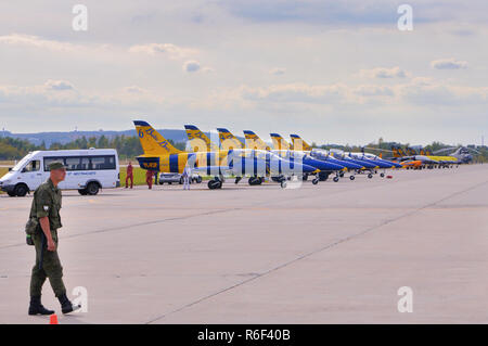 Mosca, Russia - Agosto 2015: gruppo acrobatico formazione "Baltico le api" alla XII MAKS-2015 aviazione internazionale e lo spazio mostra su agosto 28, 2015 in M Foto Stock