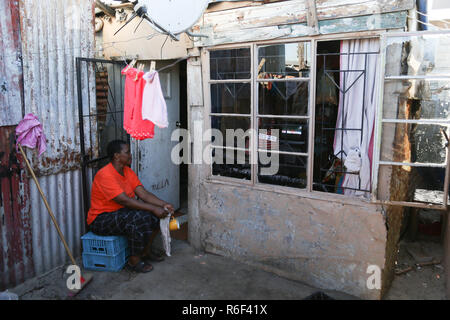 Città del Capo Sud Africa 29 dic 2013 i residenti degli insediamenti informali a Khayelitsha , Città del Capo. Foto Stock