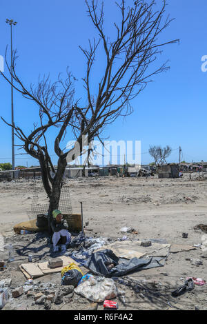 Città del Capo Sud Africa 30 dic 2013 un residente di insediamento informale nel Valhalla Park , Città del Capo, Sud Africa giorni dopo un incendio che ha lasciato 1400 persone senzatetto . Foto Stock