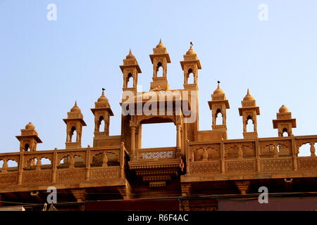 Top facciata di edificio, Jaisalmer Foto Stock