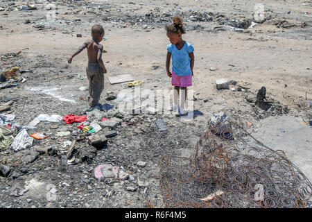 Città del Capo Sud Africa 30 dic 2013 bambini di insediamento informale nel Valhalla Park , Città del Capo dopo un devastante incendio ,che a sinistra 1400 persone senzatetto. Foto Stock