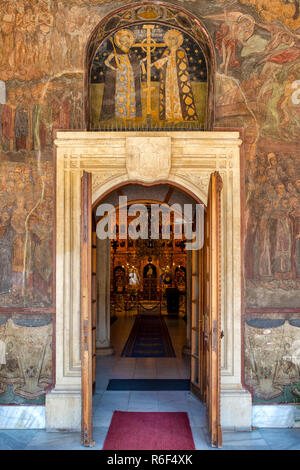 Affreschi all'entrata principale della Chiesa Ortodossa Rumena Cattedrale Patriarcale, Bucarest, Romania Foto Stock