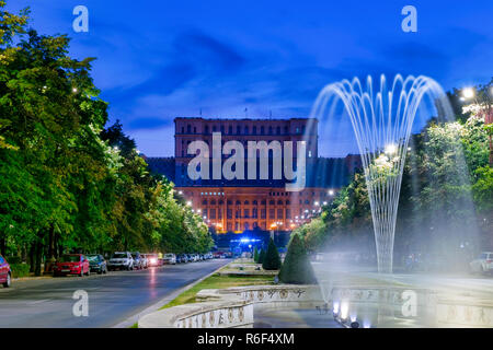 Palazzo del Parlamento su Dealul Arsenalului, Bucarest, Romania Foto Stock