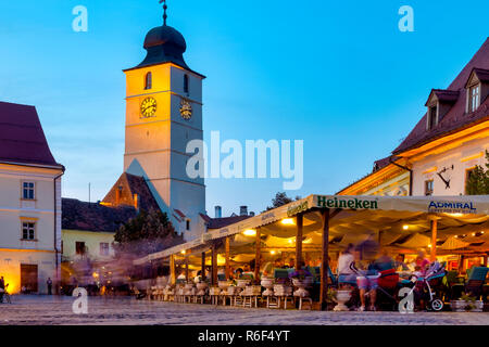 Torre del consiglio di Sibiu dalla grande piazza, Sibiu, Romania Foto Stock