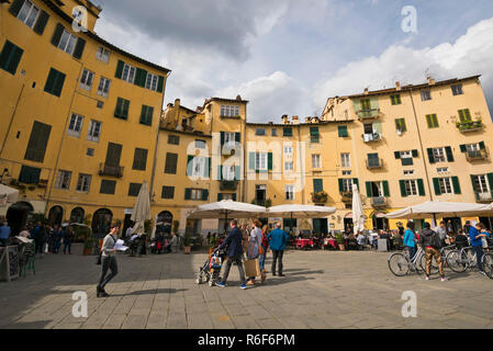 Vista orizzontale della Piazza dell'Anfiteatro a Lucca, Toscana. Foto Stock