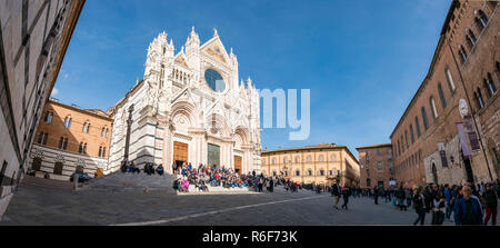 Panoramica orizzontale vista del Duomo di Siena a Siena, Italia. Foto Stock
