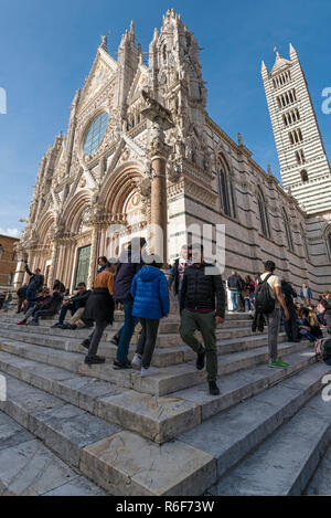 Vista verticale del Duomo di Siena a Siena, Italia. Foto Stock