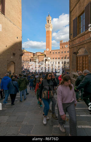 Vista verticale della Piazza del Campo e la Torre del Mangia a Siena, Italia. Foto Stock