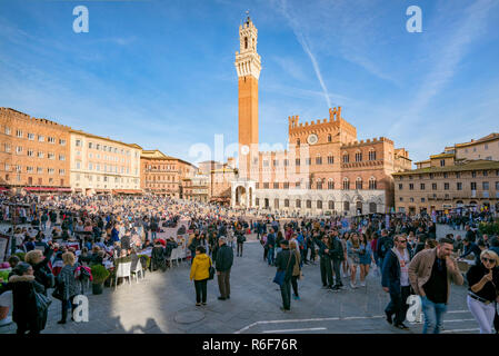 Vista orizzontale della Piazza del Campo e la Torre del Mangia a Siena, Italia. Foto Stock