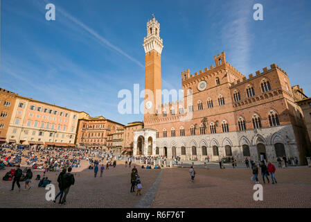 Vista orizzontale della Piazza del Campo e la Torre del Mangia a Siena, Italia. Foto Stock