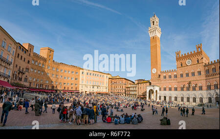 Orizzontale vista panoramica della Piazza del Campo e la Torre del Mangia a Siena, Italia. Foto Stock