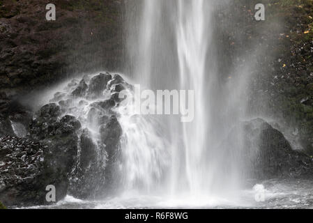 Cascate Multnomah, 630 metri in altezza, Autunno, Multnomah County, O STATI UNITI D'AMERICA, di Dominique Braud/Dembinsky Foto Assoc Foto Stock