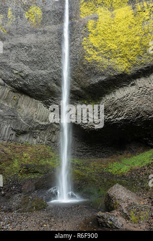 Cascate Multnomah, 630 metri in altezza, Autunno, Multnomah County, O STATI UNITI D'AMERICA, di Dominique Braud/Dembinsky Foto Assoc Foto Stock