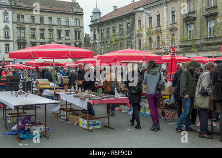 Zagabria, Croazia, Novembre 2018 - i clienti e venditori al Mercato delle Pulci posto sulla Piazza Britannica Foto Stock