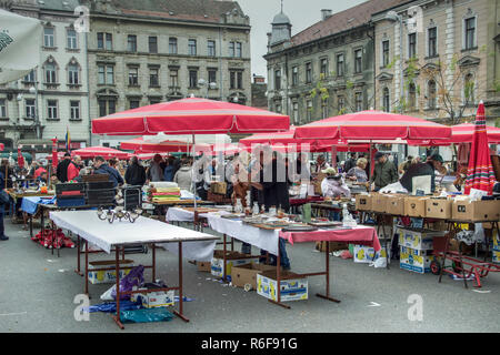 Zagabria, Croazia, Novembre 2018 - i clienti e venditori al Mercato delle Pulci posto sulla Piazza Britannica Foto Stock