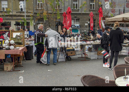 Zagabria, Croazia, Novembre 2018 - i clienti e venditori al Mercato delle Pulci posto sulla Piazza Britannica Foto Stock