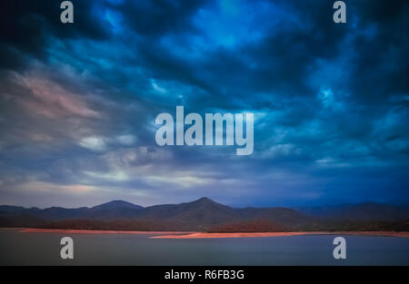 Drammatico tramonto sul Lago Argentino Foto Stock