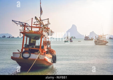 In legno barca da pesca sulla costa della Thailandia Foto Stock